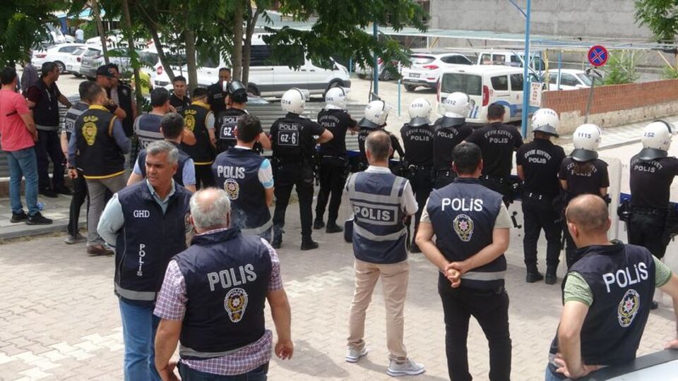 Taş yağmuruna tutuldu, güçlükle adliyeye götürüldü