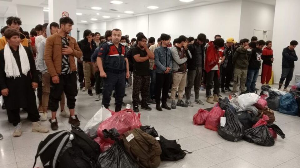 131 kaçak göçmen daha sınır dışı edildi