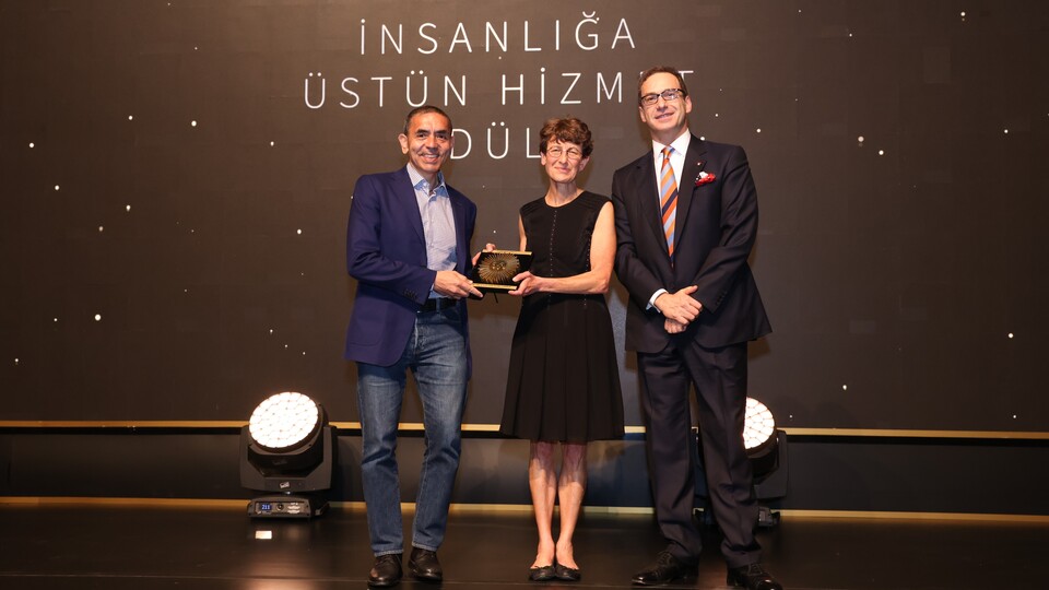 Prof. Dr. Özlem Türeci ve Prof. Dr. Uğur Şahin'e İnsanlığa Üstün Hizmet Ödülü