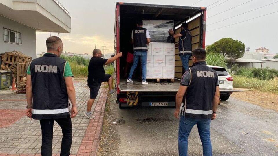 Antalya'da 5 bin 236 şişe kaçak içki ele geçirildi