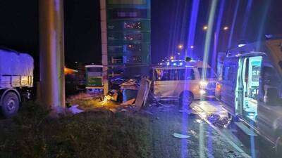 Benzin istasyonu tabelasına çarptı: 2 ölü, 1 yaralı