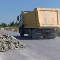 Yollar kaçak hafriyattan geçilmez oldu