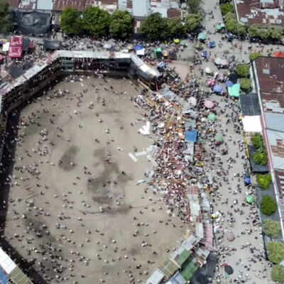 Boğa güreşi sırasında tribün çöktü!
