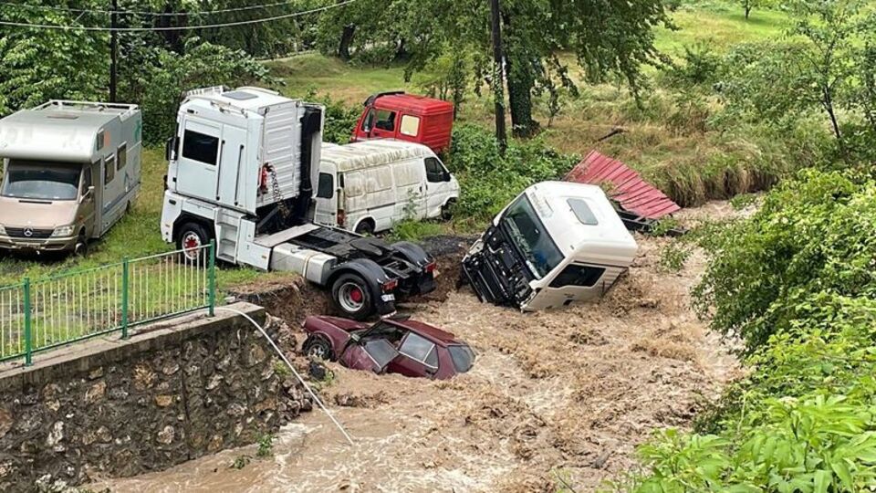 'Aşırı yağış' ve 'kuvvetli sağanak' uyarıları