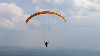 Yamaç paraşütünün mavi ve yeşili buluşturan adresi