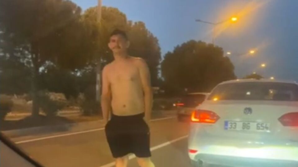 Yollarını kesip küfürler savurdu!