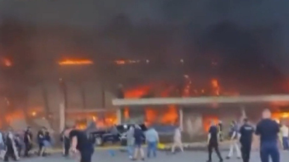 Zelenskiy: Kremençuk'taki bir AVM'ye Rus füzeleri isabet etti