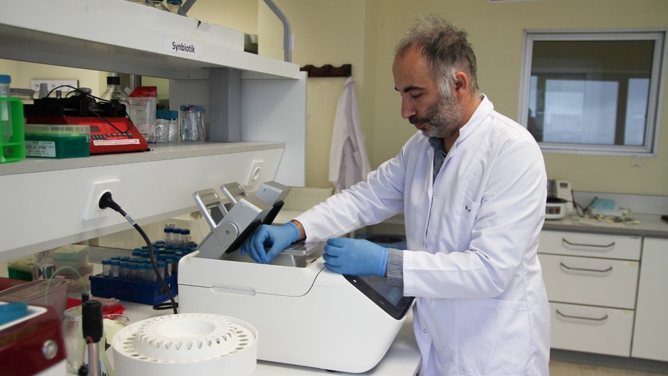 Covid-19 ve influenzaya karşı geliştirilen "burun spreyi" için insan deneylerine geçiliyor