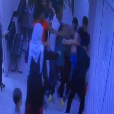 Dehşet! 8 hasta yakını, doktoru tekme tokat dövdü