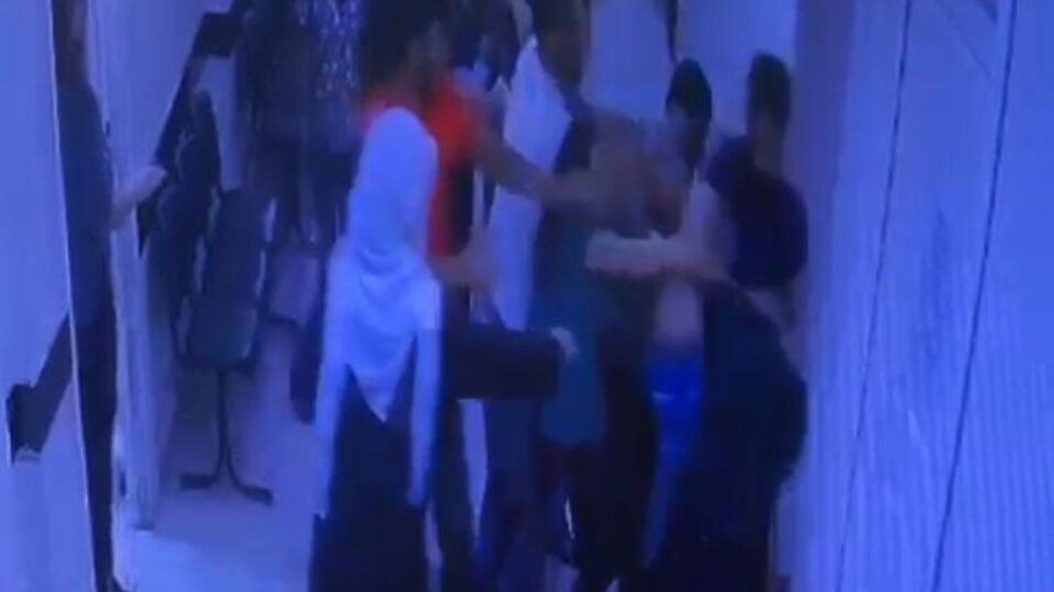 Dehşet! 8 hasta yakını, doktoru tekme tokat dövdü