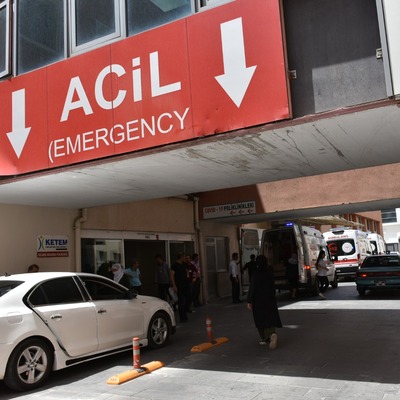 Genç kadın, evinin önünde kurşunların hedefi oldu!