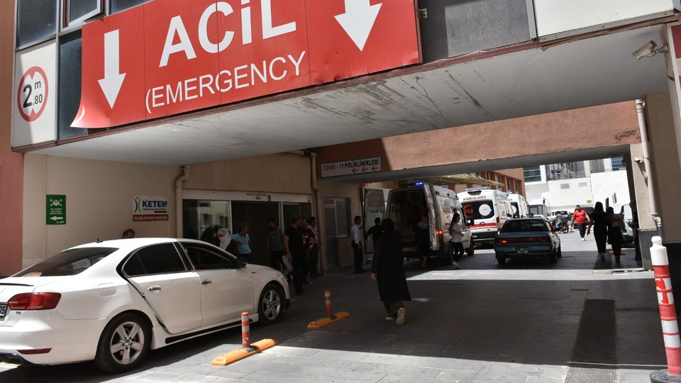 Genç kadın, evinin önünde kurşunların hedefi oldu!