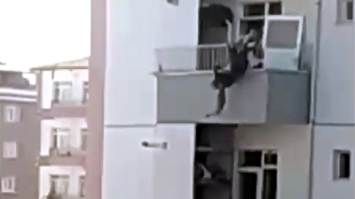 Alevlerden kaçarken balkondan atladı! Komşusu havada yakaladı