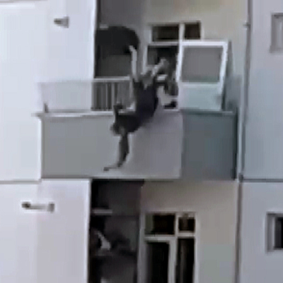 Alevlerden kaçarken balkondan atladı! Komşusu havada yakaladı