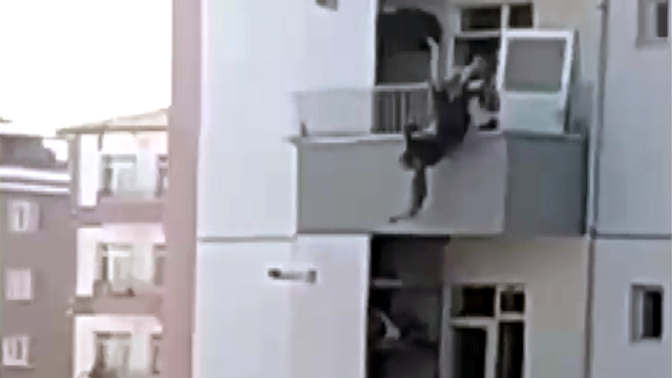 Alevlerden kaçarken balkondan atladı! Komşusu havada yakaladı