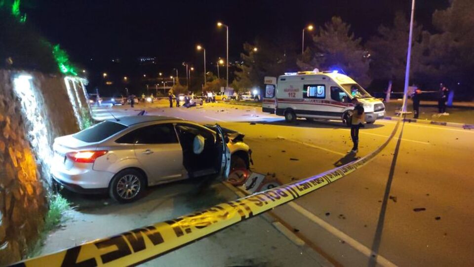 Otomobiller kavşakta çarpıştı: 2 ölü, 2 yaralı