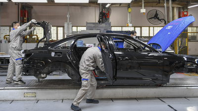 Elektrikli aracını Çin'de üretecek