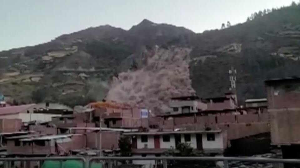 Peru'daki toprak kayması kameralara yansıdı!