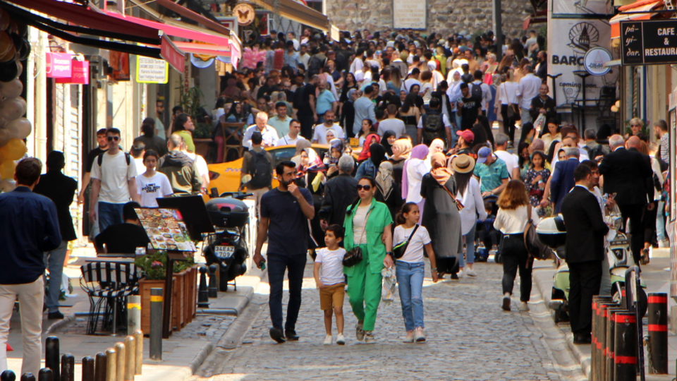 Salgın bitmedi! Prof. Dr. Azap uyardı: Kızamık gibi bulaşıyor
