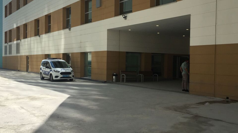 Polise bıçakla saldırıdan zanlı vurularak öldürüldü