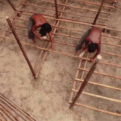 Doğadaki malzemelerle havuzlu ev yaptılar