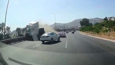 İzmir'de TIR dehşeti! Lastiği patladı karşı şeride geçti