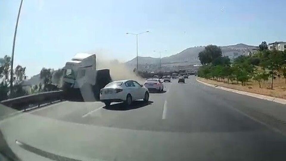 İzmir'de TIR dehşeti! Lastiği patladı karşı şeride geçti