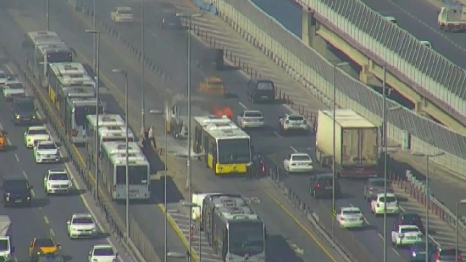 Haliç'te metrobüste yangın paniği!