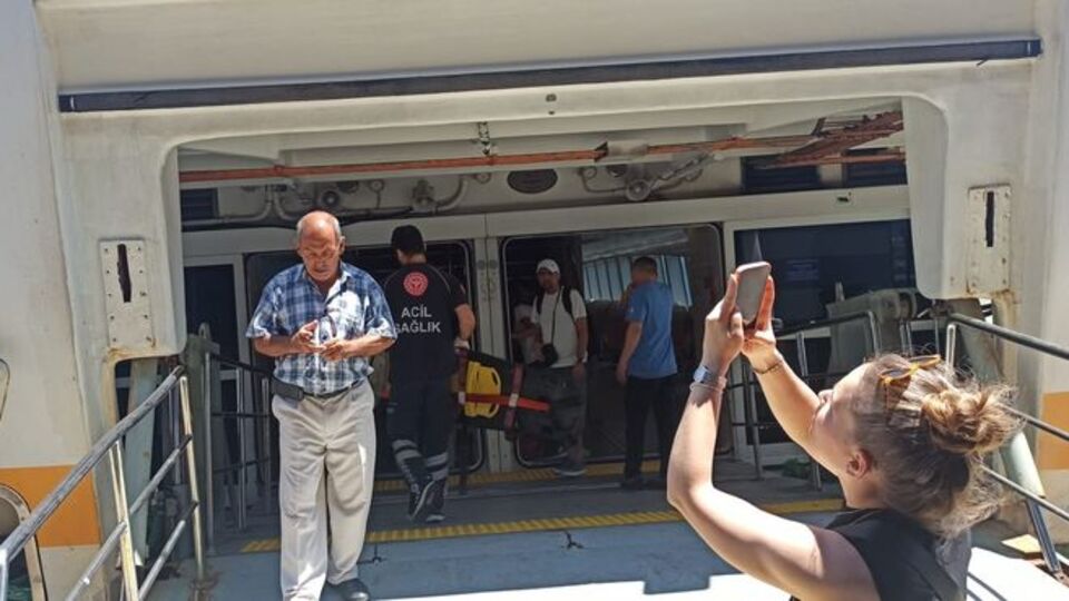 Şehir hatları vapuru iskeleye çarptı! 7 yaralı