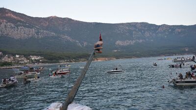 Yağlı direkten bayrak almak için yarıştılar