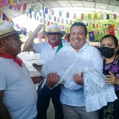 Beyaz gelinlik giydirildi... Belediye başkanı timsahla evlendi