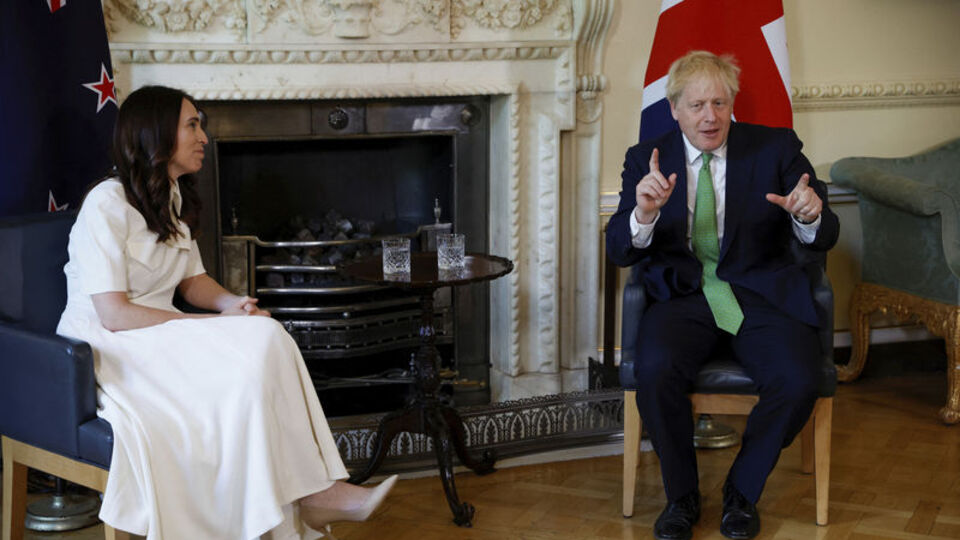 Boris Johnson'ın Ardern ile tokalaşması gündem oldu