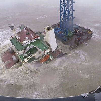 Hong Kong'da gemi ikiye ayrıldı: Onlarca kişi kayıp