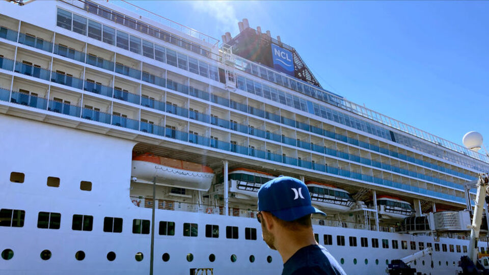 Seyahat gemisi buzdağına çarptı