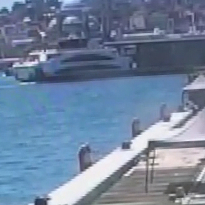 Karaköy'de, dümeni kilitlenen vapur iskeleye çarptı!