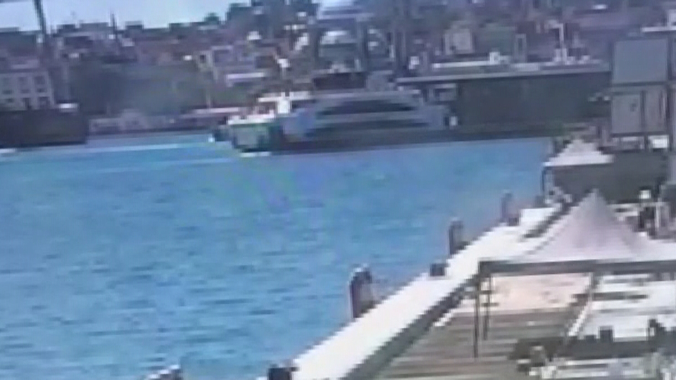 Karaköy'de, dümeni kilitlenen vapur iskeleye çarptı!