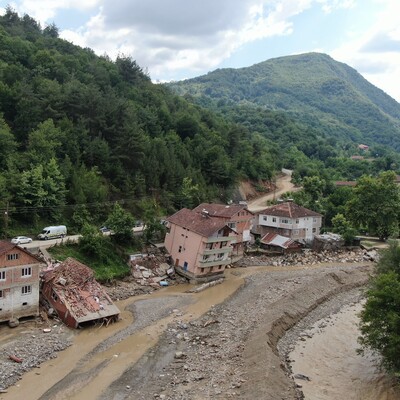 Selde yan yatan bina, yıllar önce kriko ile düzeltilmiş!
