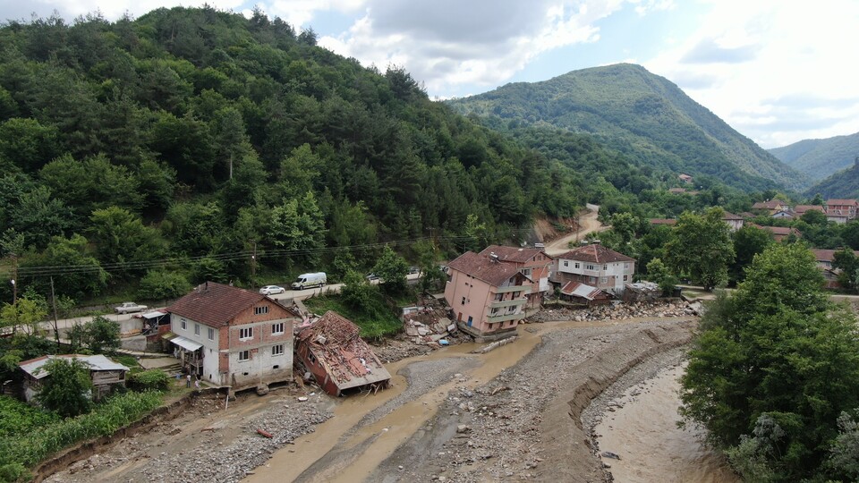 Selde yan yatan bina, yıllar önce kriko ile düzeltilmiş!