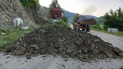 Erfelek Şelaleleri'ne giden yolu kapattı!