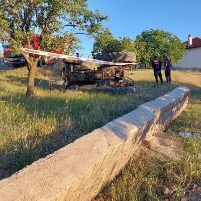 Devrilen traktör, 3 kız kardeşi birbirinden ayırdı