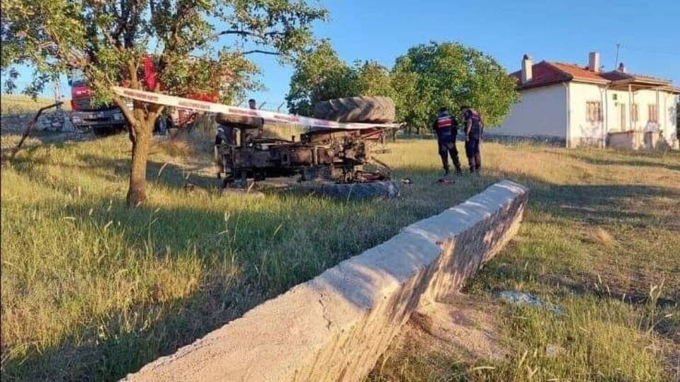 Devrilen traktör, 3 kız kardeşi birbirinden ayırdı