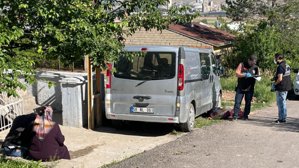 Acı olay! Geri manevra yaparken annesini ezdi