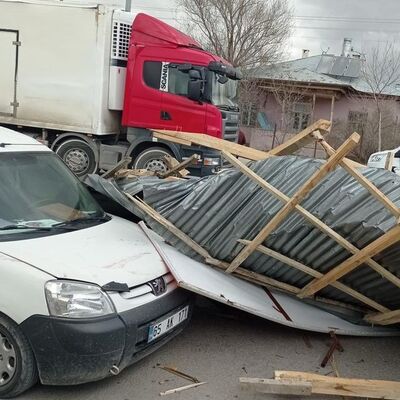 Sıcak hava ve kuvvetli rüzgar etkili oluyor