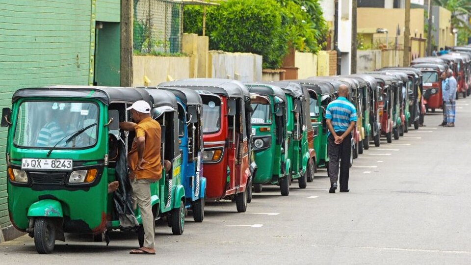 Sri Lanka Enerji Bakanı: Ülkede yakıt bitmek üzere