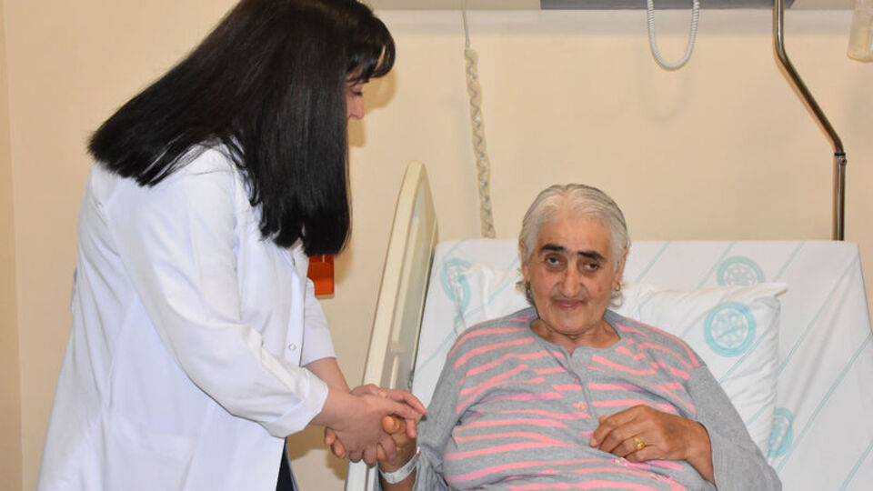 Nefes darlığıyla gittiği hastanede karnından 10 kilo tümör çıkarıldı