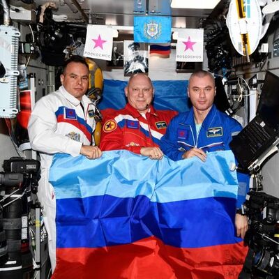 Rus kozmonotlar, uzayda Donetsk ve Luhansk bayrakları açtı