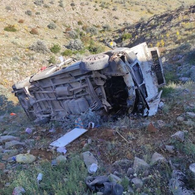 Tarım işçilerini taşıyan minibüs devrildi: 2 ölü, 18 yaralı