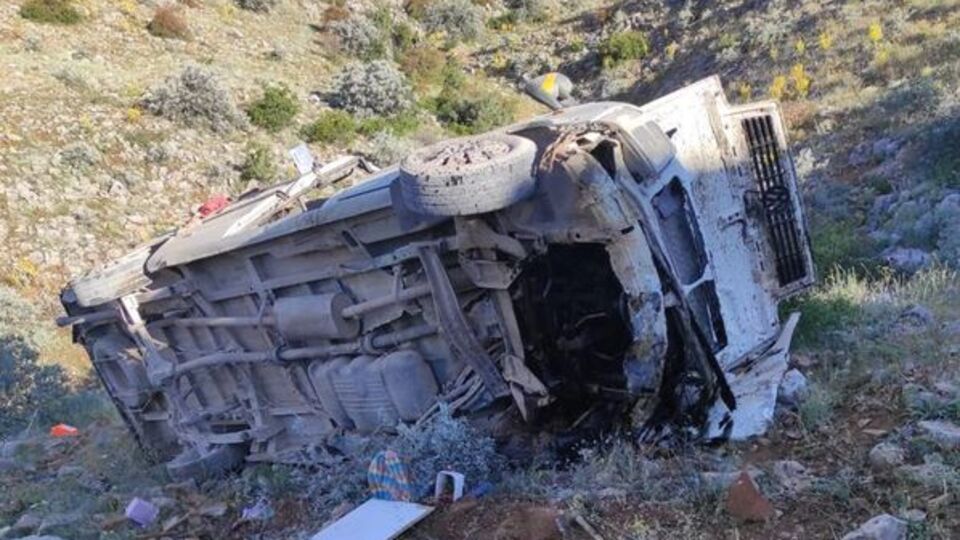 Tarım işçilerini taşıyan minibüs devrildi: 2 ölü, 18 yaralı