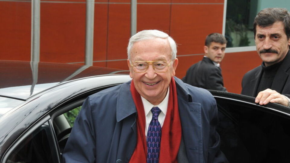 Eski Dışişleri Bakanı Türkmen hayatını kaybetti