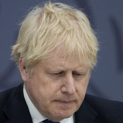 İngiltere'de istifa depremi: Bakanlar peş peşe görevi bırakıyor